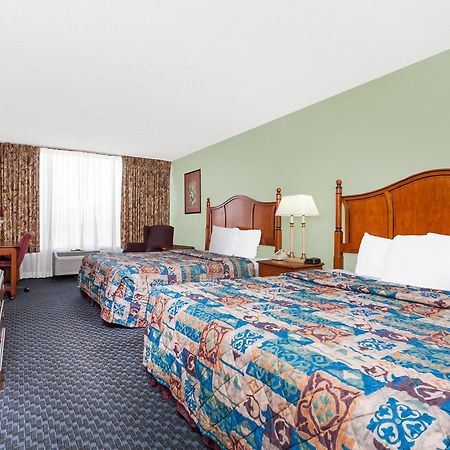 Days Inn & Suites By Wyndham Se Columbia Ft Jackson Ngoại thất bức ảnh