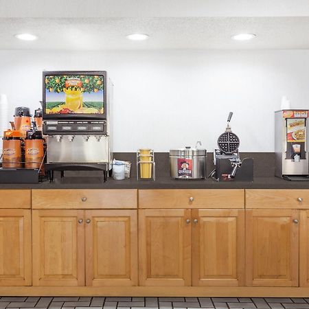 Days Inn & Suites By Wyndham Se Columbia Ft Jackson Ngoại thất bức ảnh