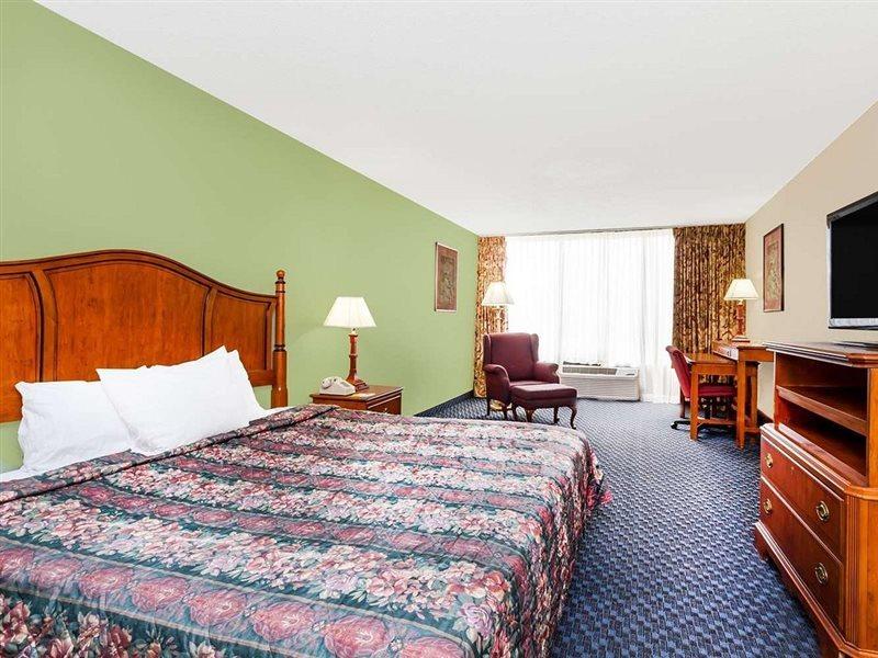 Days Inn & Suites By Wyndham Se Columbia Ft Jackson Ngoại thất bức ảnh