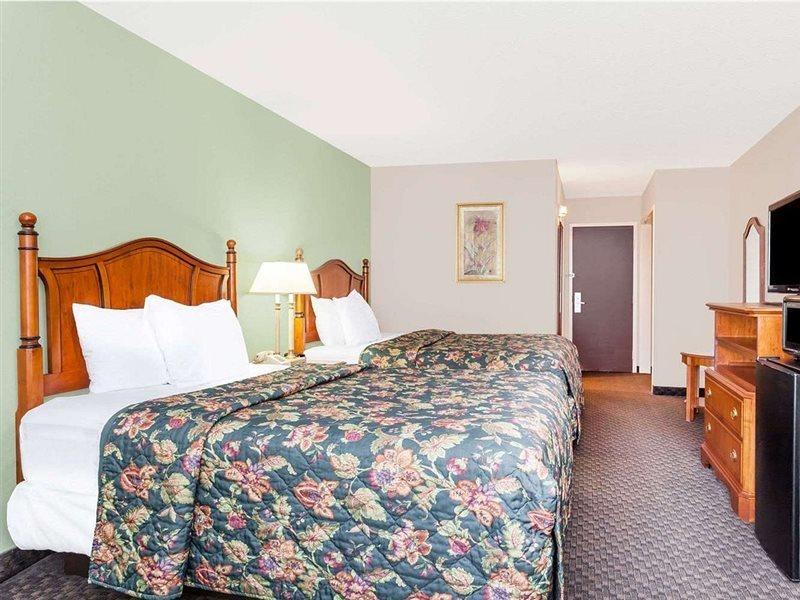 Days Inn & Suites By Wyndham Se Columbia Ft Jackson Ngoại thất bức ảnh