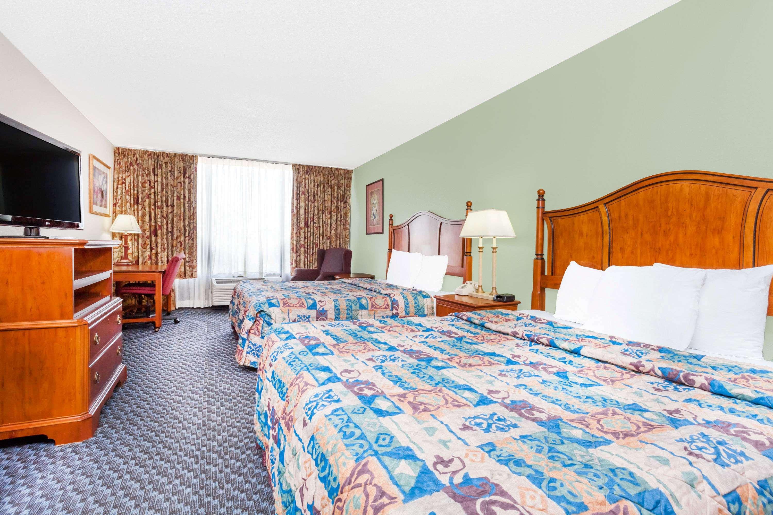 Days Inn & Suites By Wyndham Se Columbia Ft Jackson Ngoại thất bức ảnh