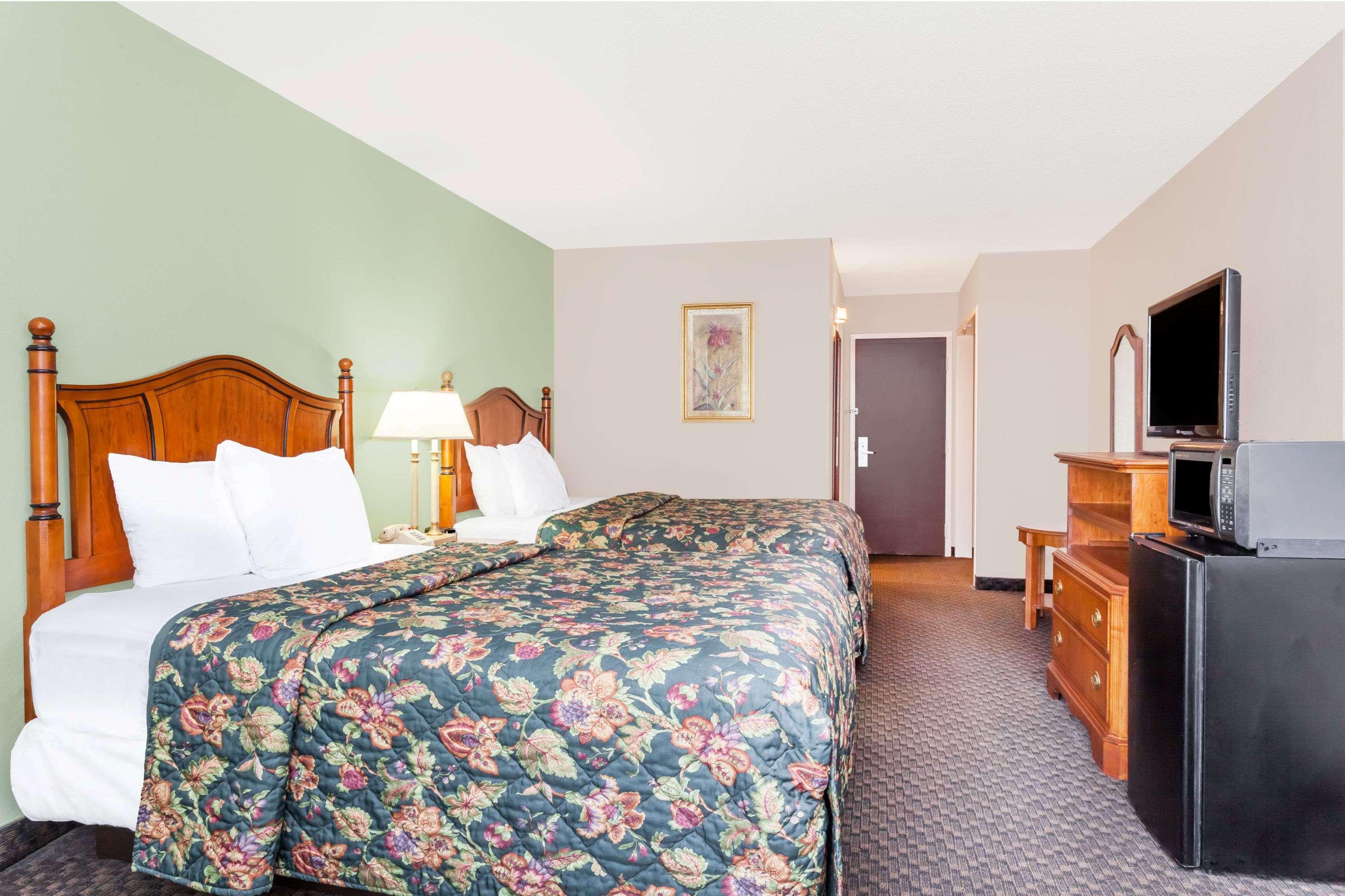 Days Inn & Suites By Wyndham Se Columbia Ft Jackson Ngoại thất bức ảnh