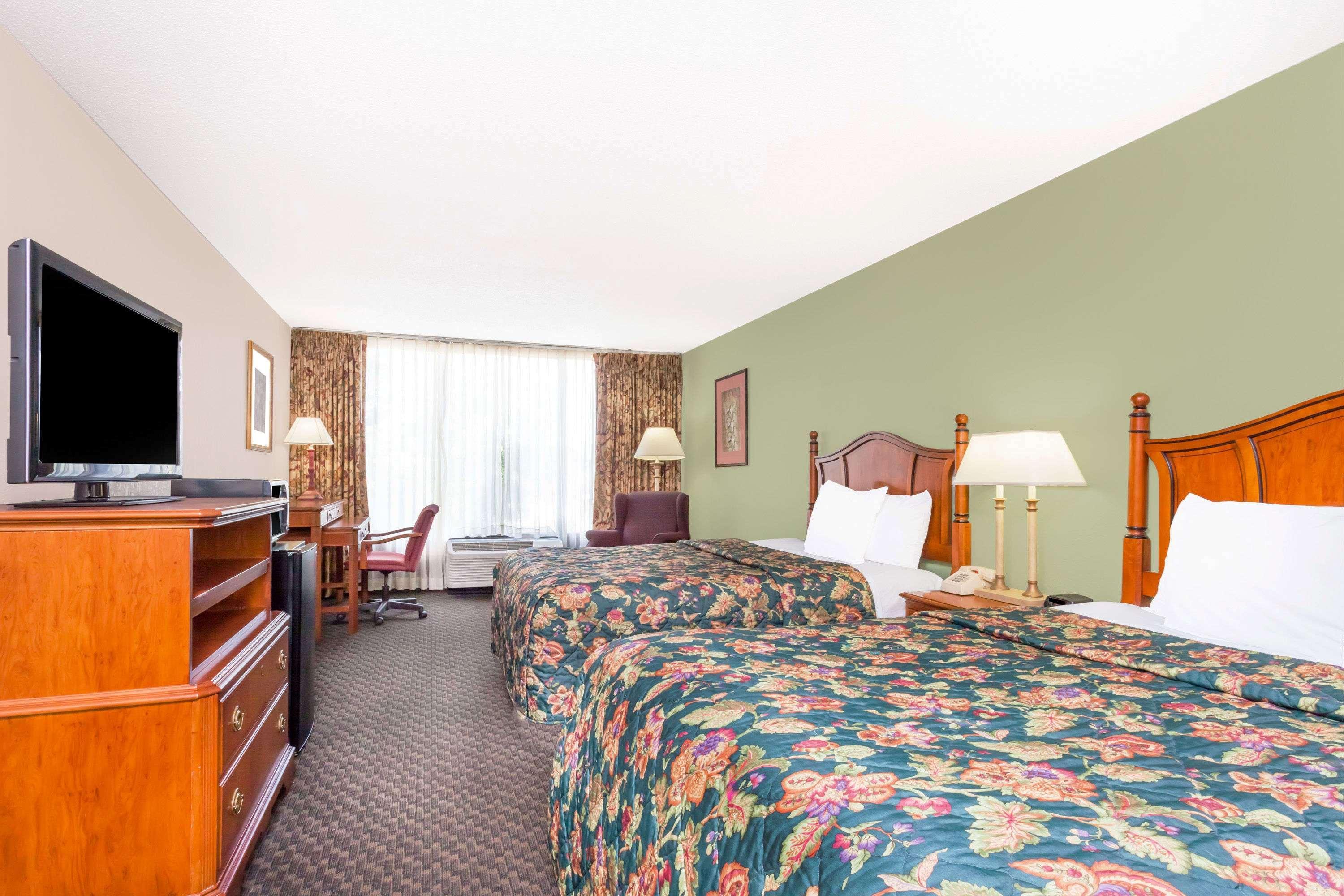 Days Inn & Suites By Wyndham Se Columbia Ft Jackson Ngoại thất bức ảnh