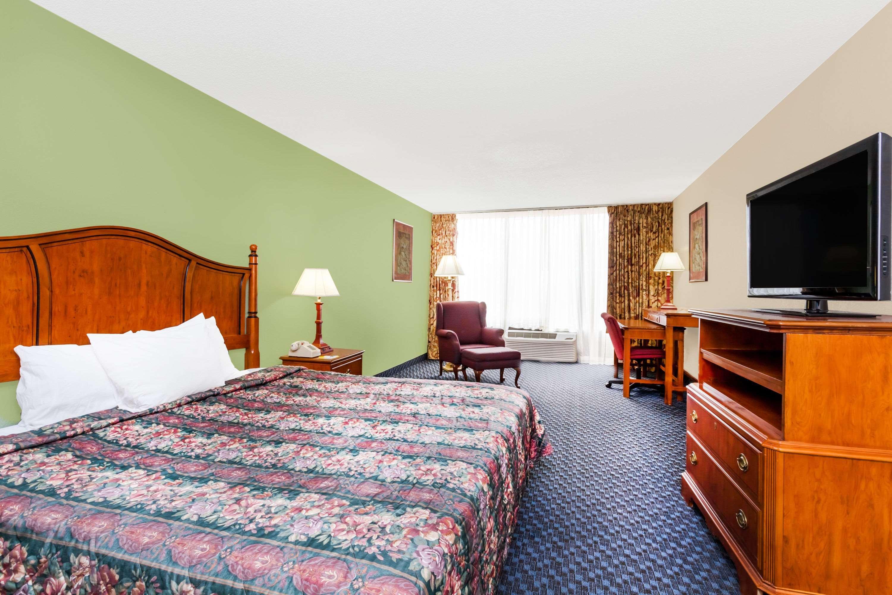 Days Inn & Suites By Wyndham Se Columbia Ft Jackson Ngoại thất bức ảnh