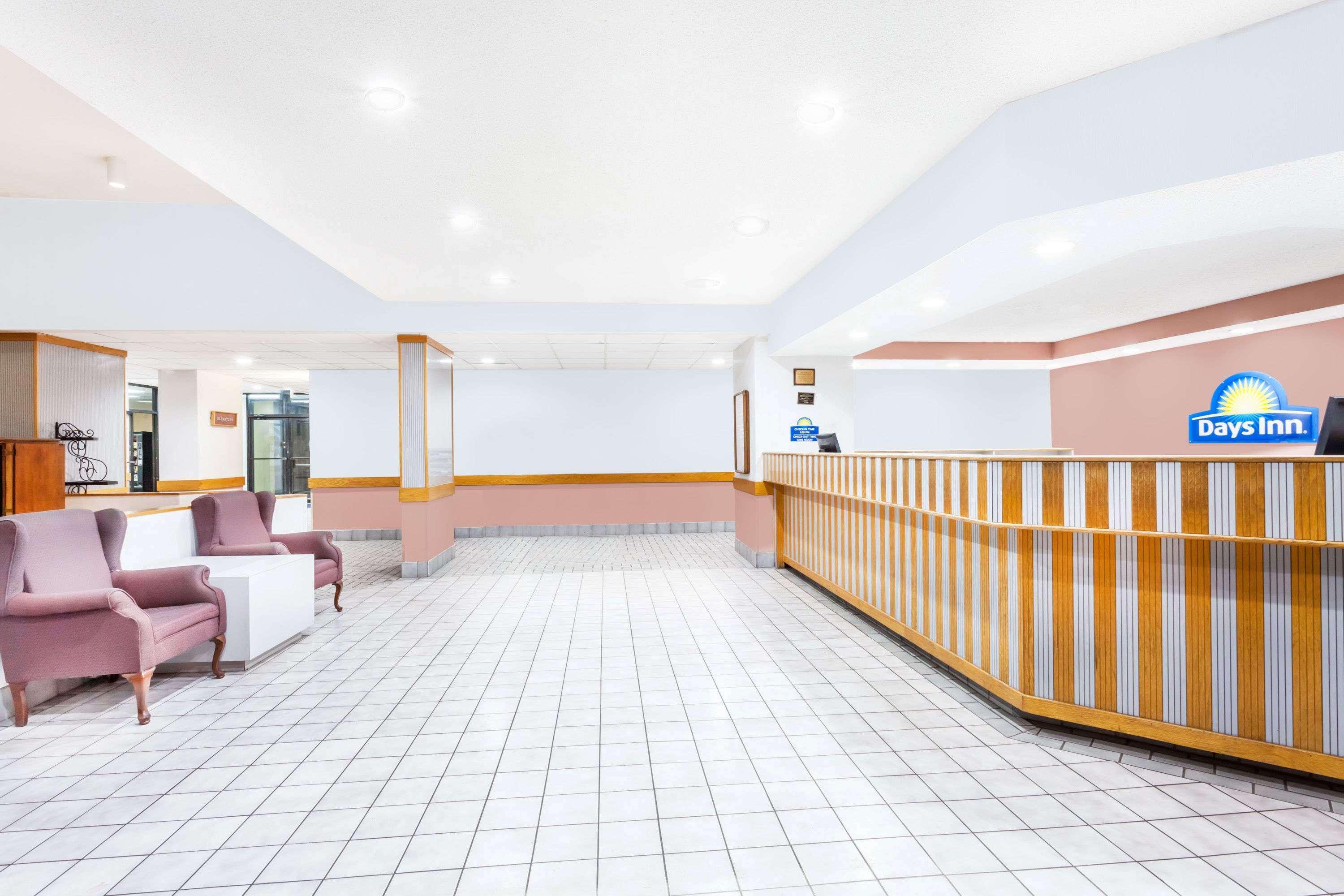 Days Inn & Suites By Wyndham Se Columbia Ft Jackson Ngoại thất bức ảnh