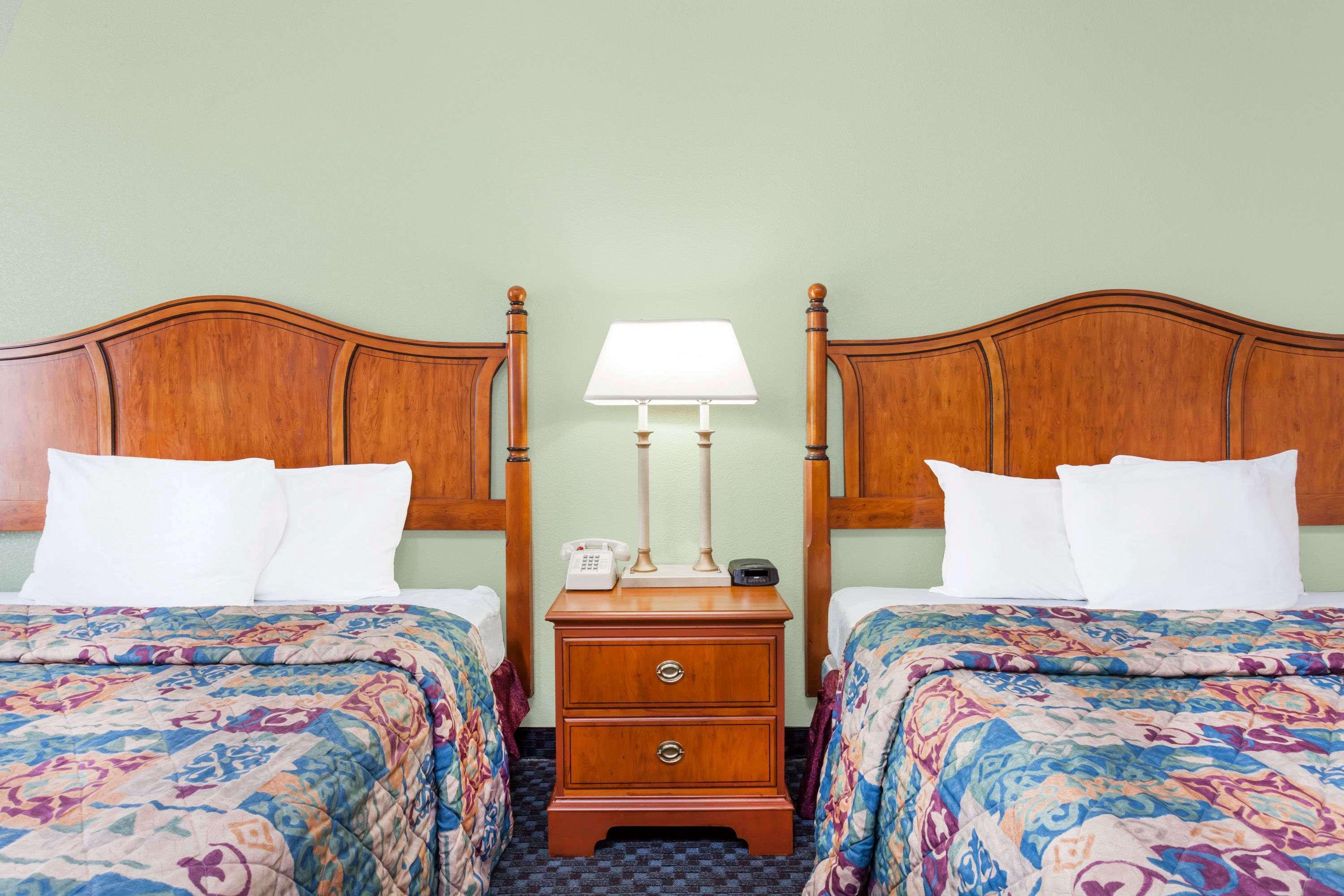 Days Inn & Suites By Wyndham Se Columbia Ft Jackson Ngoại thất bức ảnh