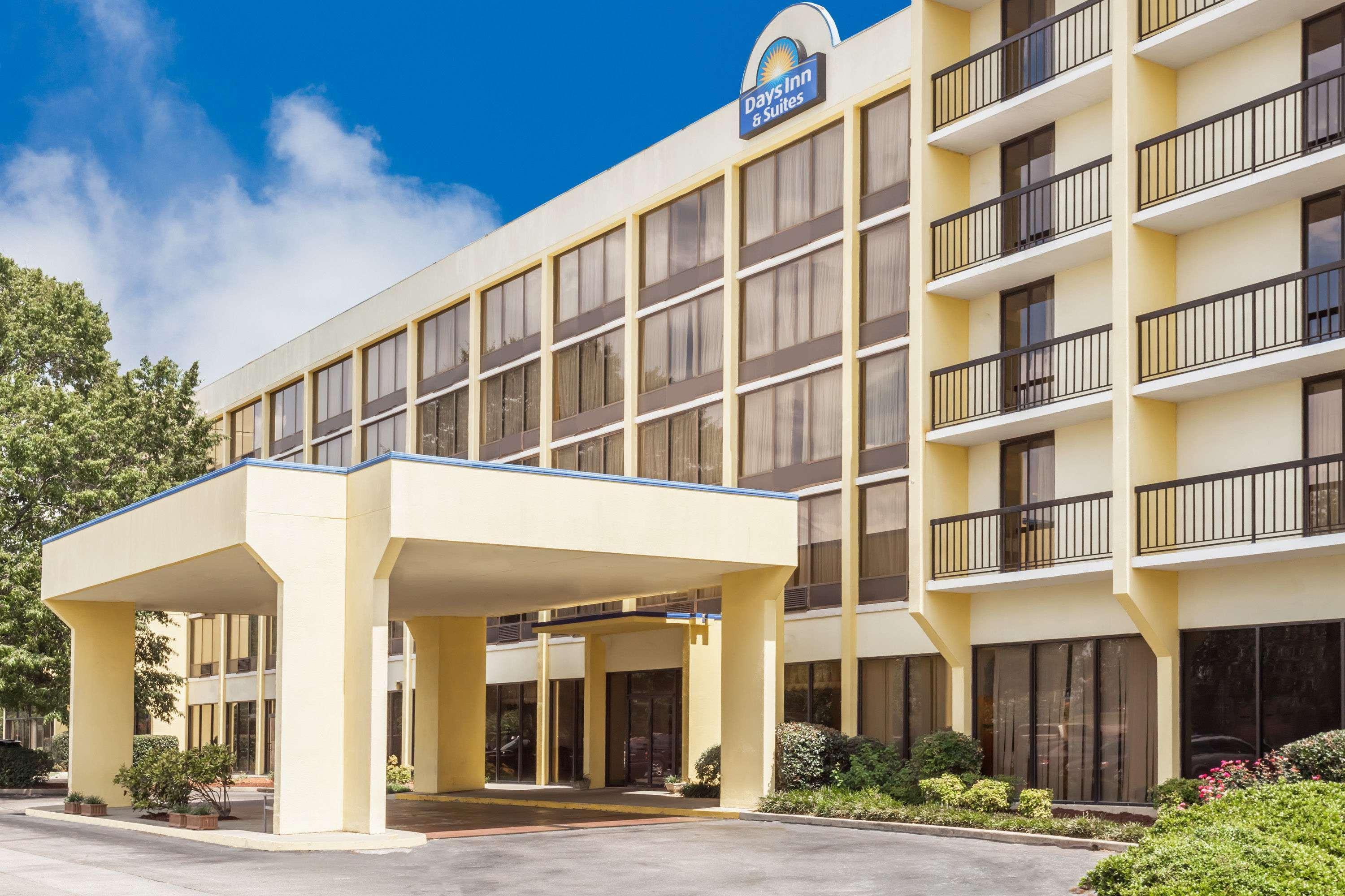 Days Inn & Suites By Wyndham Se Columbia Ft Jackson Ngoại thất bức ảnh