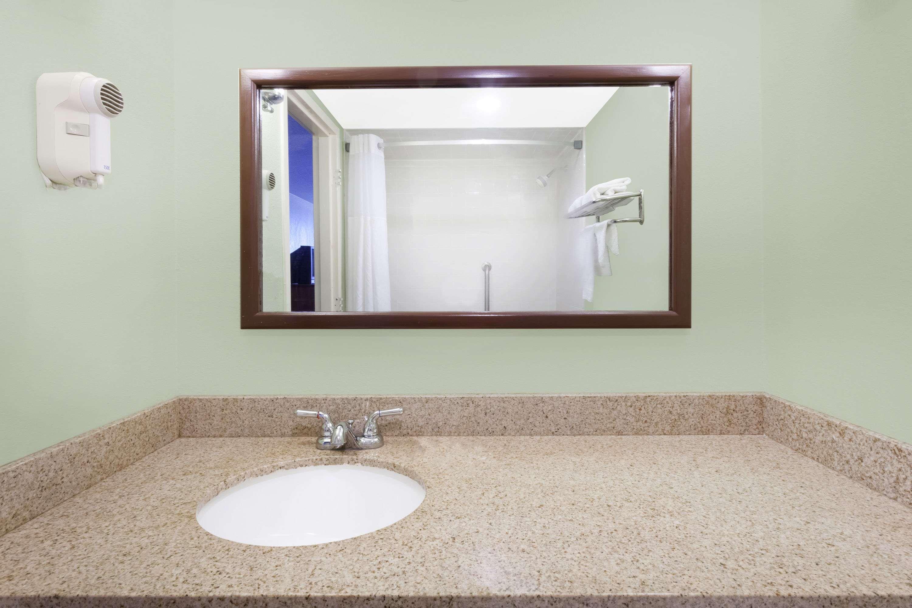 Days Inn & Suites By Wyndham Se Columbia Ft Jackson Ngoại thất bức ảnh
