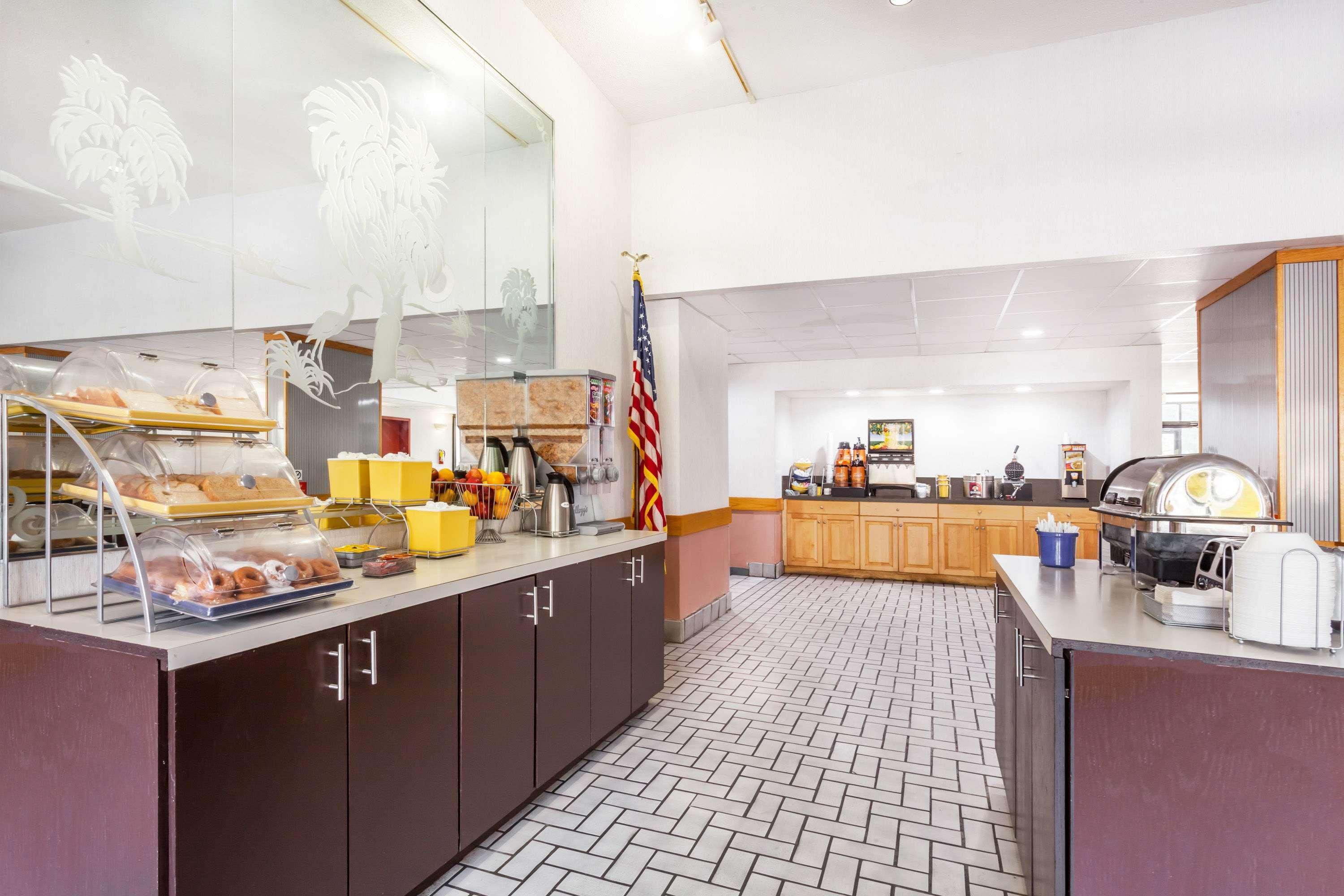 Days Inn & Suites By Wyndham Se Columbia Ft Jackson Ngoại thất bức ảnh
