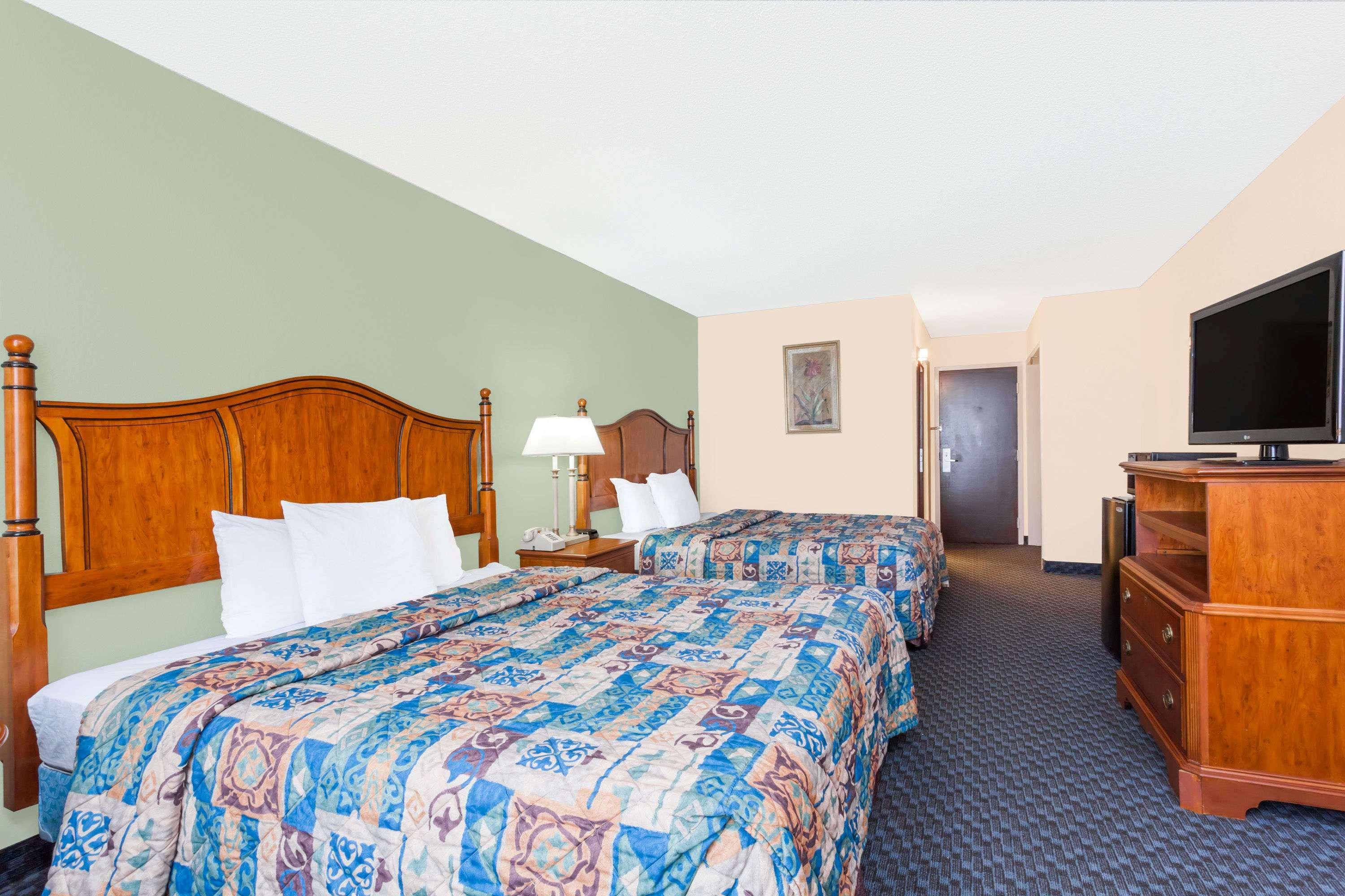 Days Inn & Suites By Wyndham Se Columbia Ft Jackson Ngoại thất bức ảnh