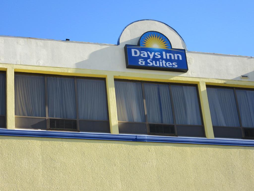Days Inn & Suites By Wyndham Se Columbia Ft Jackson Ngoại thất bức ảnh