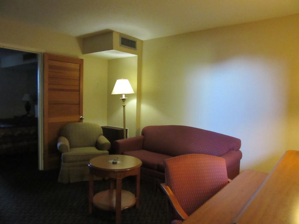 Days Inn & Suites By Wyndham Se Columbia Ft Jackson Ngoại thất bức ảnh