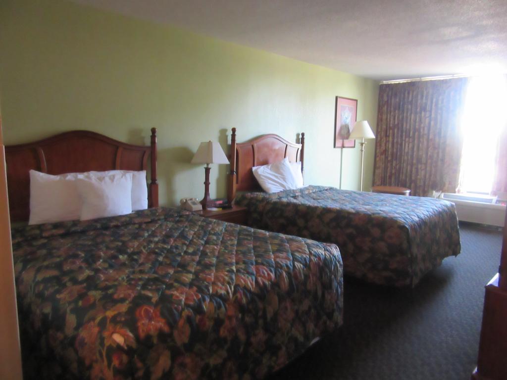 Days Inn & Suites By Wyndham Se Columbia Ft Jackson Ngoại thất bức ảnh