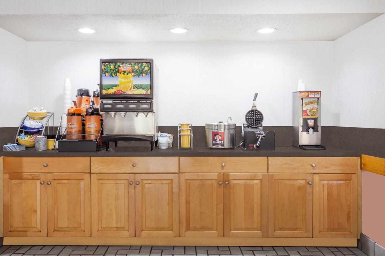 Days Inn & Suites By Wyndham Se Columbia Ft Jackson Ngoại thất bức ảnh